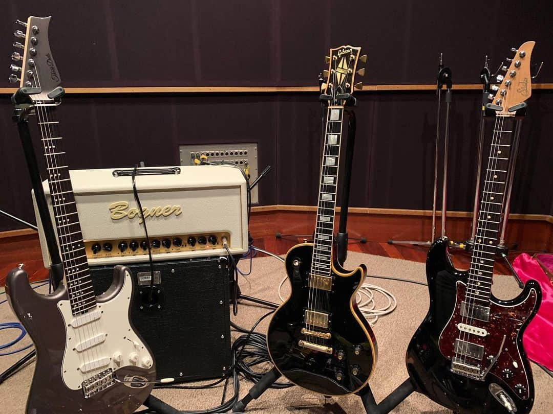 増崎孝司さんのインスタグラム写真 - (増崎孝司Instagram)「Blacks with White top  #recordingsession  #gibsonlespaulcustom #suhrguitars  #threedotsguitars #bognershiva20th」5月24日 17時58分 - takashimasuzaki