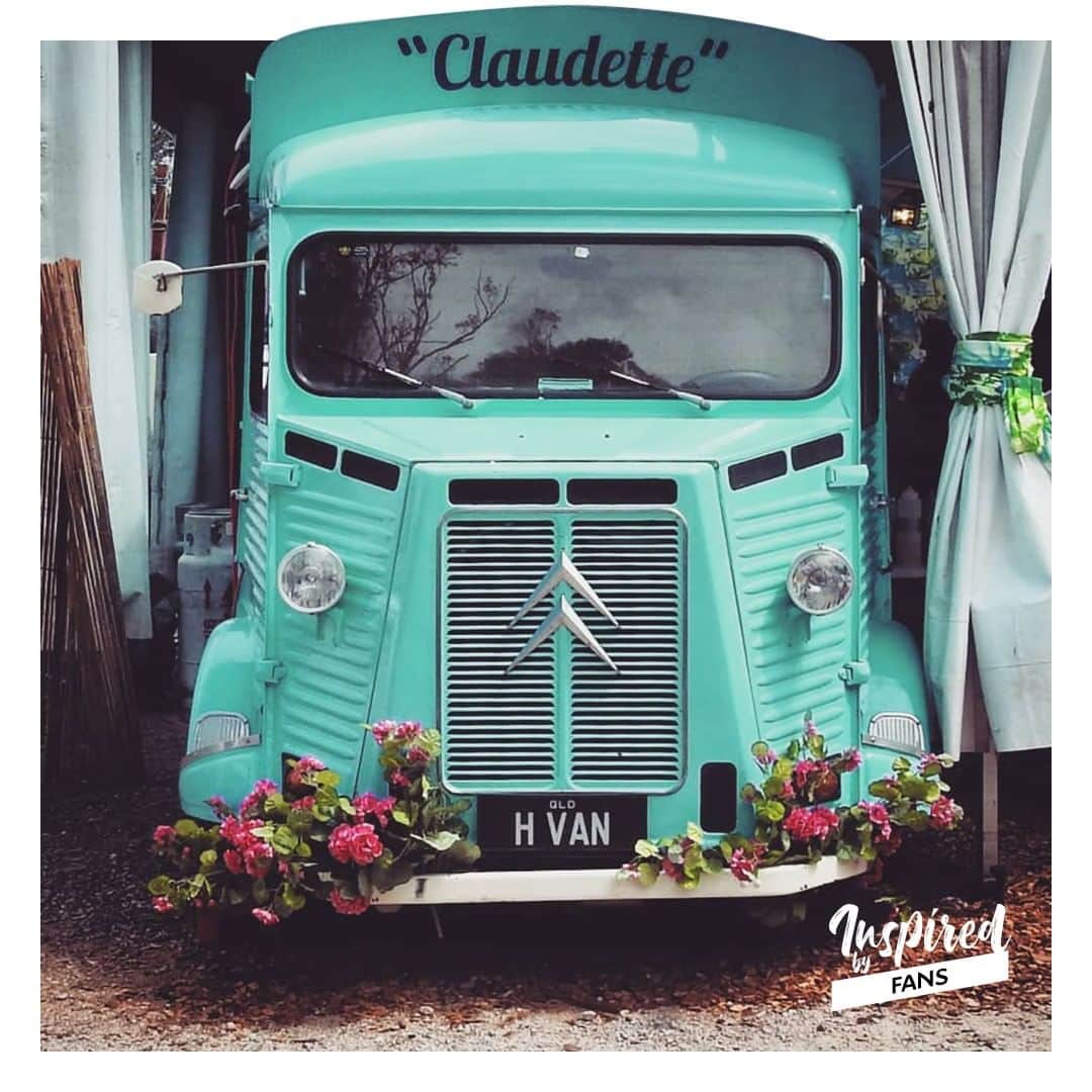 のインスタグラム：「春らしい装いに身を包んだ Citroën Type H 🌺🍀✨ @fur.n.elk さん、素敵な写真をありがとうございます! #Withyou #StaySafeStayHome #InspiredbyFans」