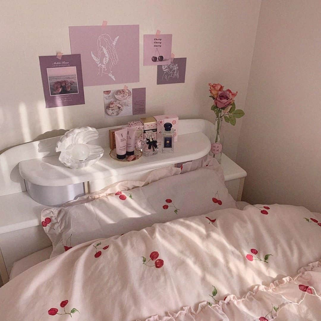 RiLiさんのインスタグラム写真 - (RiLiInstagram)「簡単に模様替え💫【ベッドカバー】🛌 ..... お部屋🏡の雰囲気を変えたいけど模様替えは面倒だし新しい家具を買うのもな〜……💭そんな子は【ベッドカバー】をチェンジしてみて🧚🏻‍♀️✨ お部屋のイメージが簡単に変えられるよっ❣️お気に入りのベッドカバー🛌を使えばおうち時間の気分もあがりそうだよね🌼 ベッドにトレー🧺にのせておうちカフェの写真🤳を撮るときもかわいいベッドカバー🛌があれば、さらにおしゃ見えしちゃう👀💕ぜひみんなもお気に入りのアイテムを見つけてね🌿 ❣❣❣❣❣ サイトやSNSで掲載させていただくお写真募集中😘📸 かわいいコーデやアイテム、注目スポットなどが撮れたら、ハッシュタグ→#rili_tokyo  を付けて投稿❗ ． Special Thanks💋 Photo by @sen.jp____ @megu.03_03 @una_treat @oshio_room @30mmio @m.m___room @manamichun @fujico.109 @1016_kanako ． #春 #ベッドカバー #お部屋 #マイルーム #一人暮らし#インテリア #ベッドルーム #ルームツアー #ベッドテーブル #花柄 #チェック柄 #ベージュコーデ#ワントーンコーデ #シンプルコーデ  #カジュアルコーデ #ガーリーコーデ #置き画 #置き画くら部 #今日のコーデ #コーデ #コーディネート #RiLi  #おしゃれさんと繋がりたい #お洒落さんと繋がりたい #ファッション #패션스타그램 #ootd #outfit」5月24日 18時01分 - rili.tokyo