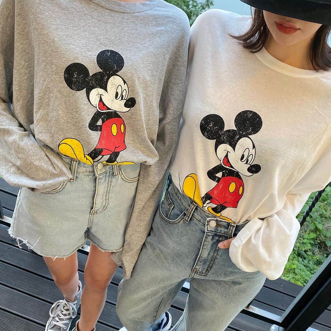 Chuuのインスタグラム：「친구랑 입어서 더욱 귀여운티셔츠👩‍❤️‍👩거즈면소재라서 시원하게 자외선차단용으로 여름까지 굿매칭~❤️💛 #chuuseoul」