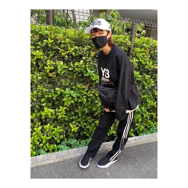 中山こころさんのインスタグラム写真 - (中山こころInstagram)「* お散歩がてら🚶 何故か前かがみ🦍 * #モノクロ  #キャップ被るまで黒ずくめ #黒ずくめの組織  #コードネームは  #ビールあたり ？笑 #コナン好きは置いといて * #coodinate  #all #y3 #cap #mobstar」5月24日 18時17分 - coocoorooo