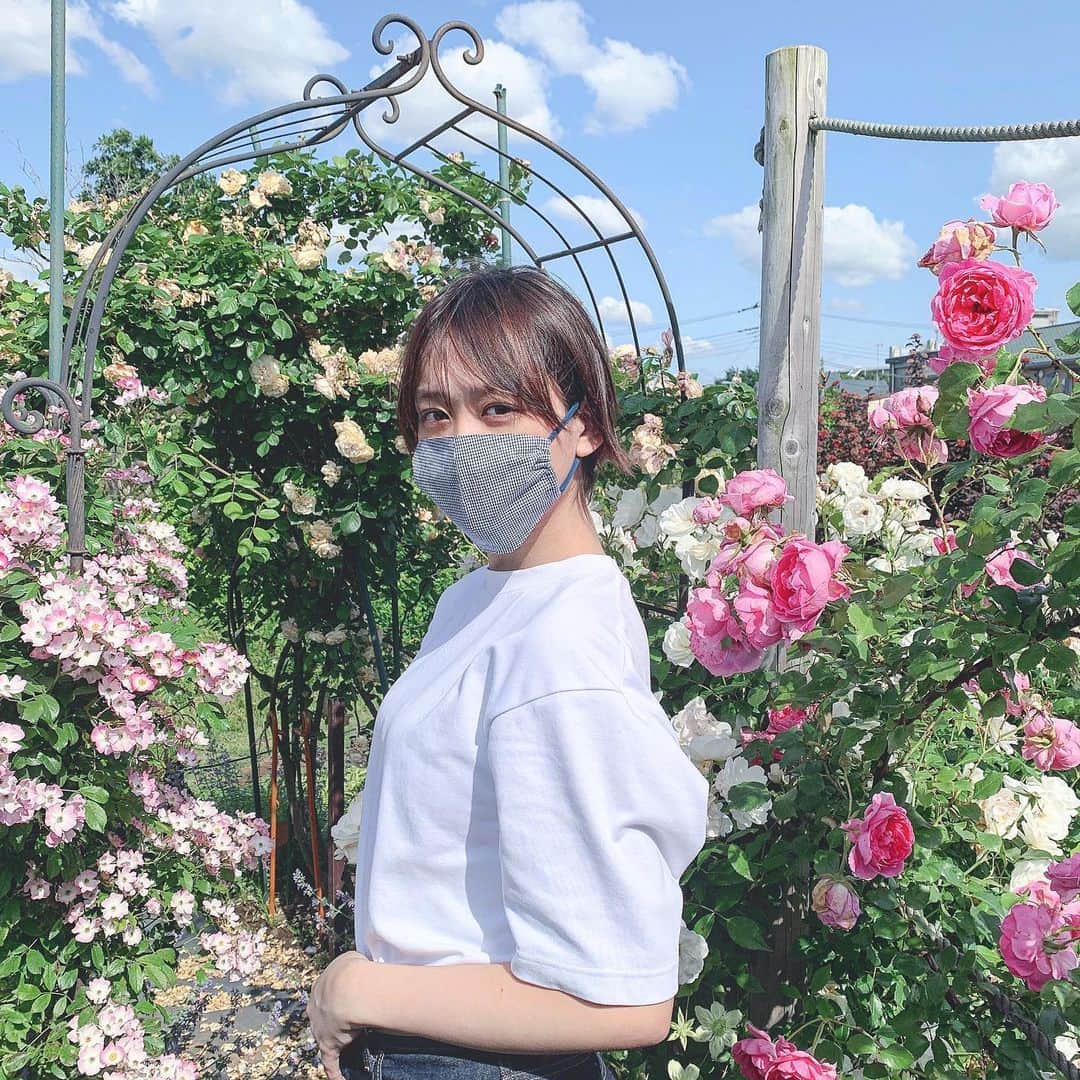 前田美月のインスタグラム：「天気良かったので近所の公園🌷🕊 . . お花家にいっぱい飾りたいなぁぁ . . スッピンマスク！ おそばマスク！ . . 毎日配信頑張ってるー！ 来てくださる方ありがとうね🥰」