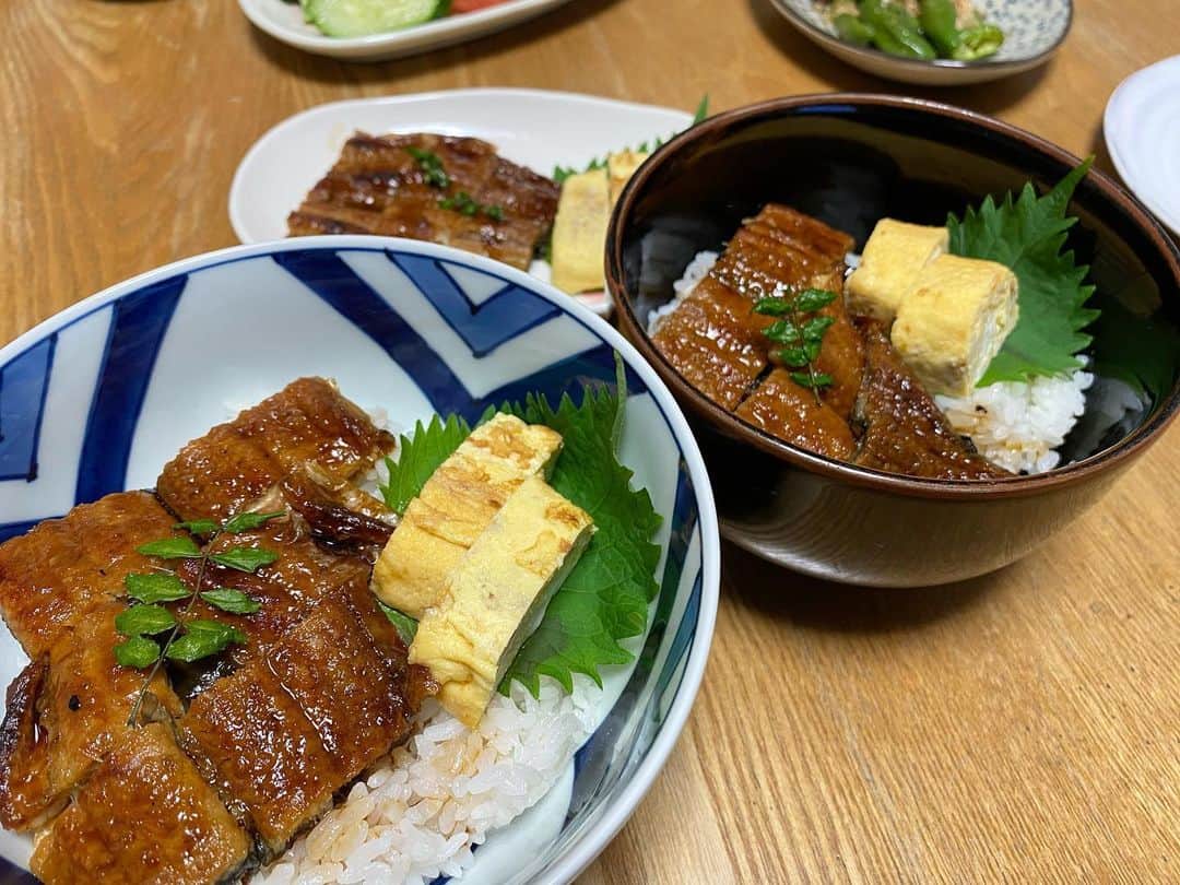 佐野優子のインスタグラム：「. 今夜は鰻丼🥢 . 卵焼きはだし巻き卵派🥚 . #おうちごはん #うなぎ #鰻丼 #だし巻き卵」