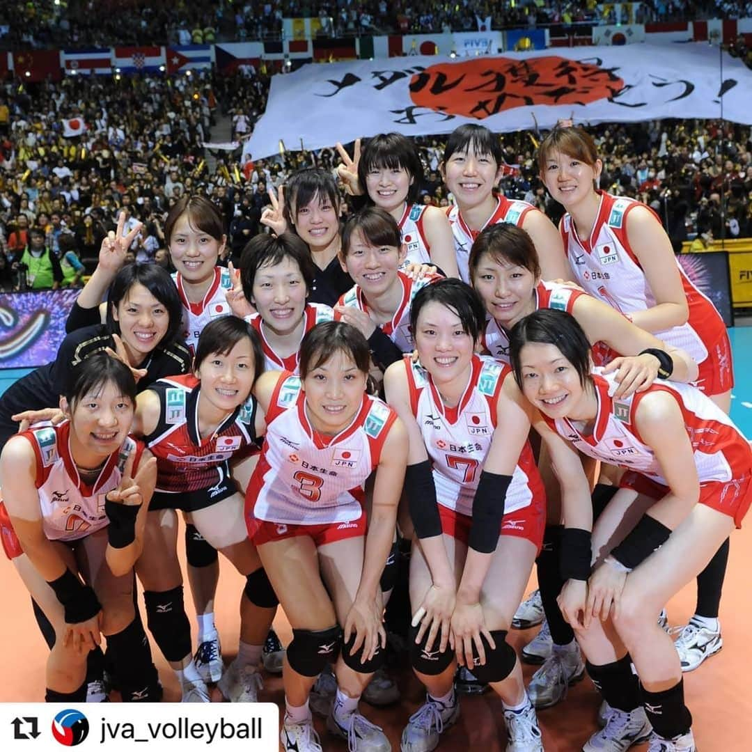 荒木絵里香のインスタグラム：「【Post by All-Grip】 #Repost @jva_volleyball with ・・・ 【みんなでつなごう笑顔のボール】 2010女子世界選手権(世界バレー)にて、銅メダルを獲得した時の笑顔🥰 . #井野亜季子 #濱口華菜里 #木村沙織 #荒木絵里香 #栗原恵 #迫田さおり #石田瑞穂 #江畑幸子 #大友愛 #中道瞳 #佐野優子 #竹下佳江 #山口舞 #井上香織  #みんなでつなごう笑顔のボール #バレーボールの笑顔 #みんなの笑顔 . #バレーボール #バレー #バレー部 #ビーチバレーボール #ビーチバレー」