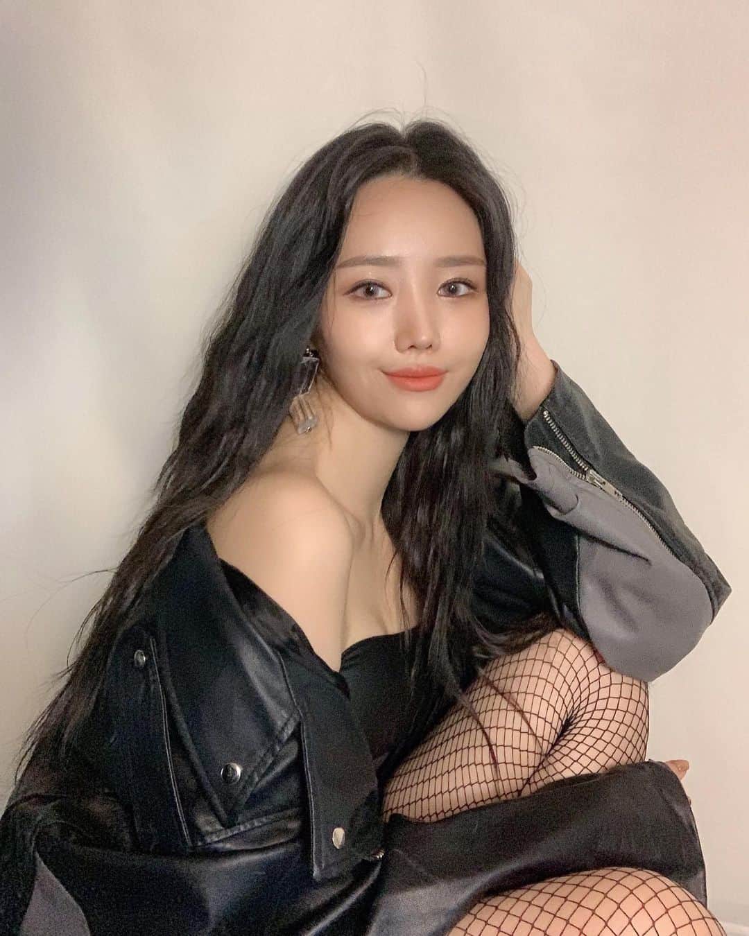 のインスタグラム：「Woman in black  자는거 아니에요」