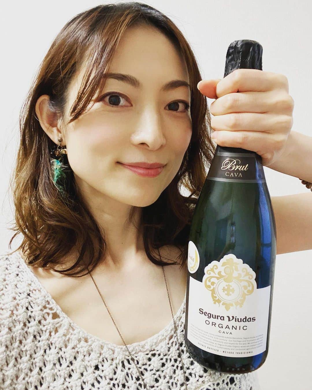 松本英子のインスタグラム：「今夜20:00〜💕 YouTubeチャンネル登録者数1000人突破記念 生配信✨✨✨ みんなで乾杯🥂  是非ご参加くださいね😊 ※とても大切なお知らせも💓 https://www.youtube.com/channel/UC03LO5xzYPgpdyJkIq7-YJw  #youtube  #follower #cava #かんぱい #🥂 #松本英子 #eikomatsumoto」
