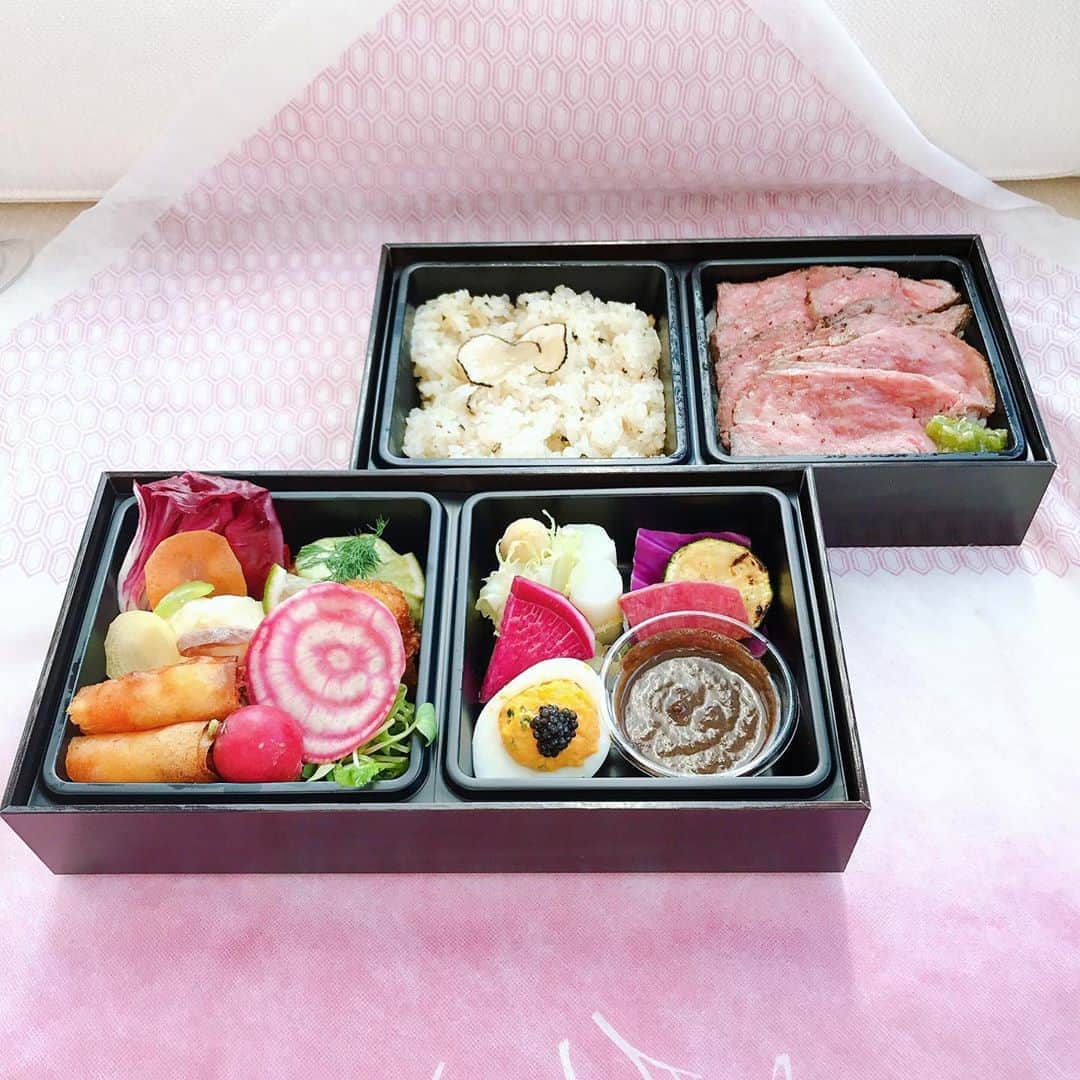 のインスタグラム：「今日の晩ご飯はLDH kitchen特製のお弁当😄  こんな状況の中でも所属メンバーのことを考えてくださっているスタッフの皆様に心から感謝して、、 がっつきます😋✨ 🙏🙏🙏🙏🙏 @ldhkitchen_official  #おうち時間#テイクアウト#お弁当 #ldhkitchen#ステーキ #日本の食はすごい #食事から健康に」