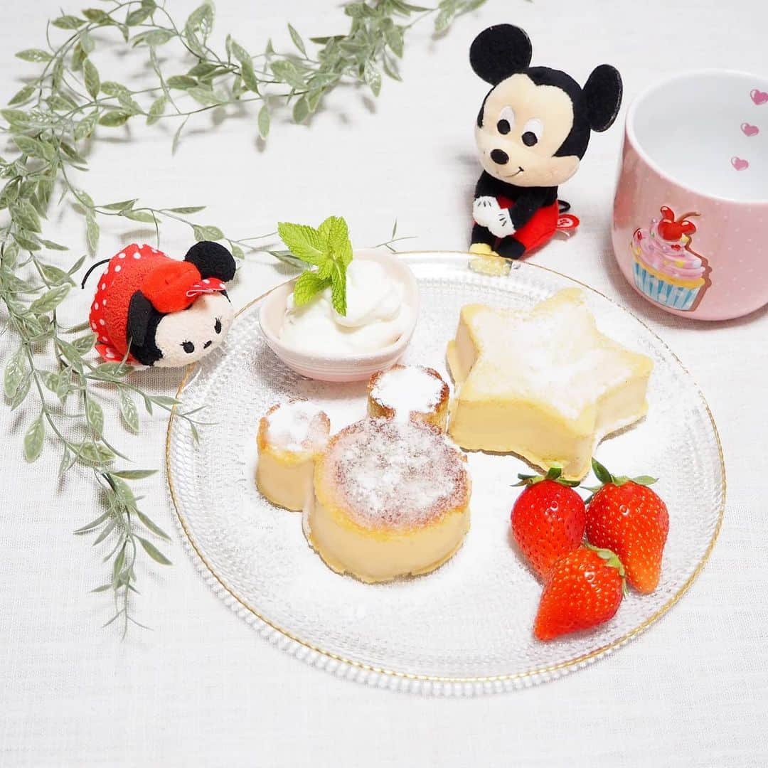 Kuboi Ayumiさんのインスタグラム写真 - (Kuboi AyumiInstagram)「今日のおやつは、幸せのパンケーキ風のふわふわパンケーキを作ってみました。﻿ ﻿ 大好きなディズニーランドに行けないので、おうちでちょっとだけDisney気分を味わいたくてミッキー型に。﻿ ﻿ ホットケーキミックスが買えなかったので、薄力粉やベーキングパウダーなどを使って作ったのですが﻿ たっぷりメレンゲを加えて、弱火でじっくりゆっくりと焼いたので﻿ 食感はふわっととろける！﻿ 幸せのパンケーキにかなり近い出来になりました。﻿ ﻿ 生クリームにはクリームチーズも入れて、マヌカハニーはお好みで。﻿ おうちカフェもいいですが、そろそろゆっくりカフェで過ごしたいな。﻿ ﻿ ﻿ #幸せのパンケーキ #カフェ好きと繋がりたい #スフレパンケーキ﻿ #カフェタイム #カフェ好き #カフェ活 #カフェスタグラム #お家カフェ ﻿ #おうちカフェ #おうちcafe #簡単レシピ #ディズニー #Disney #Mickey﻿ #ミッキー #パンケーキ #スフレパンケーキ」5月24日 18時44分 - himekagami