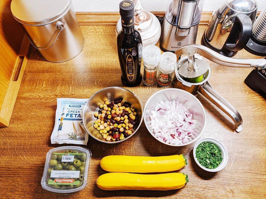 Yoshiko Kris-Webb クリス-ウェブ佳子さんのインスタグラム写真 - (Yoshiko Kris-Webb クリス-ウェブ佳子Instagram)「Greek Zucchini Salad 切って混ぜるだけのグリークズッキーニサラダ 🥗 家族の誰よりも食事にストイックな長女を満足させるため、我が家では必ずサラダを作ります。最近よく作るのは、６月が最旬のズッキーニを使ったグリークサラダ。 🥗 ツナや蒸した鶏ササミ肉、ショートパスタや大麦を入れてアレンジしたり、野菜コロッケと一緒にピタパンに挟んだりと大活躍な一品です。 🥗 便利な @cooking_very にも掲載してます。」5月24日 18時46分 - tokyodame