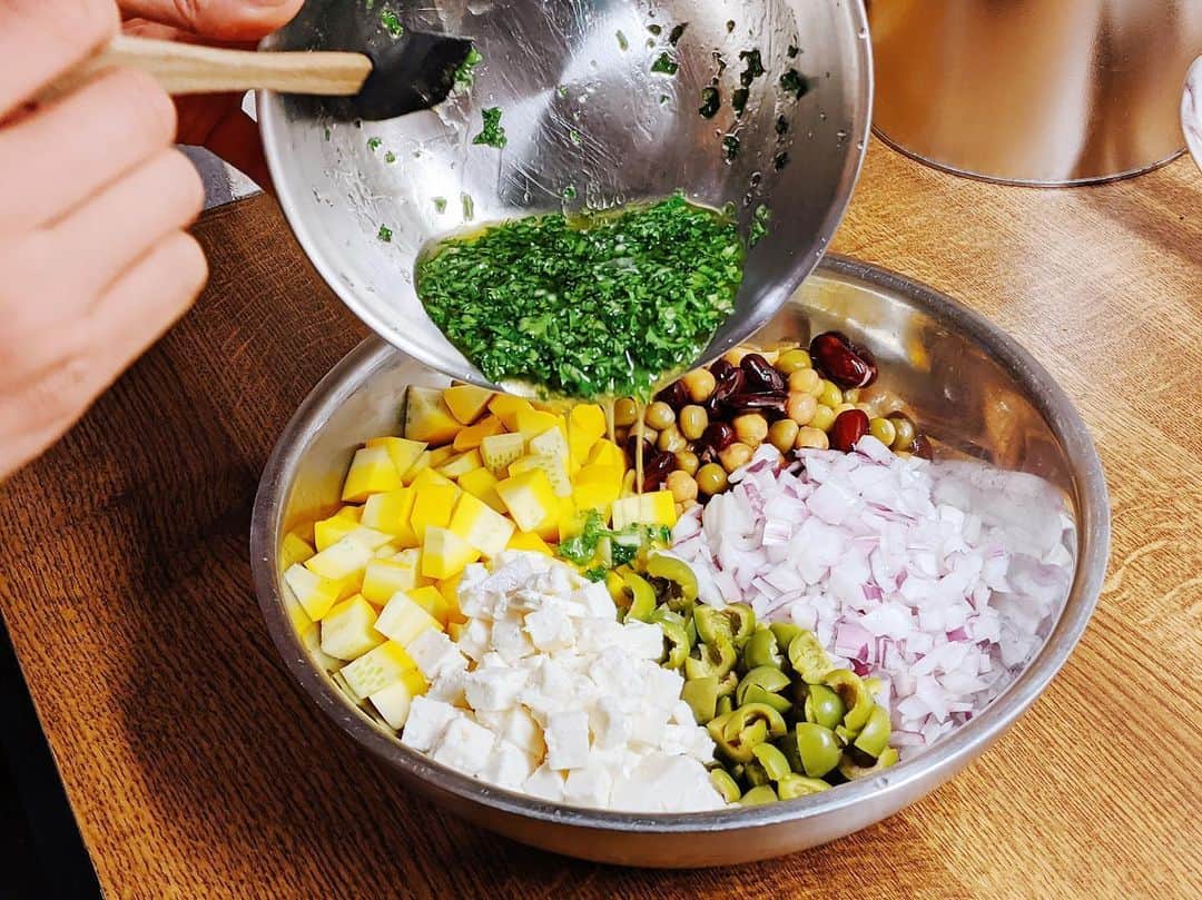 Yoshiko Kris-Webb クリス-ウェブ佳子さんのインスタグラム写真 - (Yoshiko Kris-Webb クリス-ウェブ佳子Instagram)「Greek Zucchini Salad 切って混ぜるだけのグリークズッキーニサラダ 🥗 家族の誰よりも食事にストイックな長女を満足させるため、我が家では必ずサラダを作ります。最近よく作るのは、６月が最旬のズッキーニを使ったグリークサラダ。 🥗 ツナや蒸した鶏ササミ肉、ショートパスタや大麦を入れてアレンジしたり、野菜コロッケと一緒にピタパンに挟んだりと大活躍な一品です。 🥗 便利な @cooking_very にも掲載してます。」5月24日 18時46分 - tokyodame