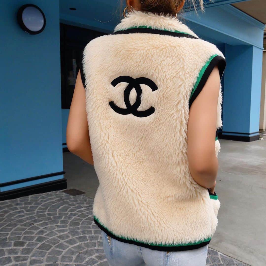 Vintage Brand Boutique AMOREさんのインスタグラム写真 - (Vintage Brand Boutique AMOREInstagram)「Rare find ++++ Vintage Chanel alpaca fur vest from 1994. Size 42. 📌On website search for AO25817. ▶︎Free Shipping Worldwide✈️ ≫≫≫ DM for more information 📩 info@amorevintagetokyo.com #AMOREvintage #AMORETOKYO #tokyo #Omotesando #Aoyama #harajuku #vintage #vintageshop #ヴィンテージ #ヴィンテージショップ #アモーレ #アモーレトーキョー #表参道 #青山 #原宿#東京 #chanel #chanelvintage #vintagechanel #ヴィンテージ #シャネル #ヴィンテージシャネル #シャネルヴィンテージ #amorewardrobe #アモーレワードローブ」5月24日 18時56分 - amore_tokyo