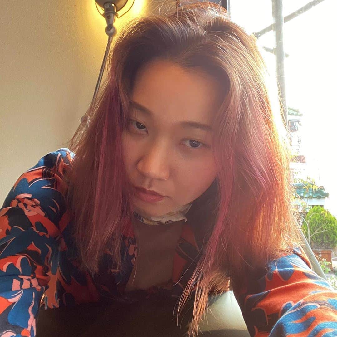チャン・ユンジュのインスタグラム：「헤어 컬러 어때염 😝🧠👛👚👅」