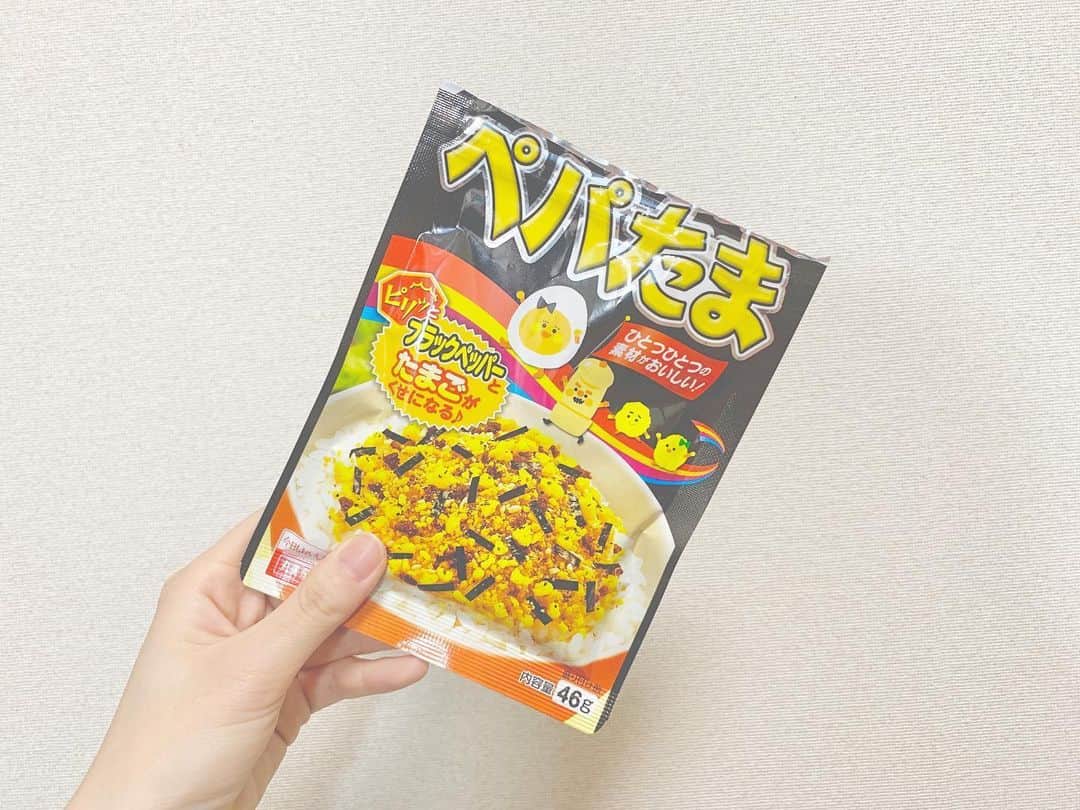 八木沙季のインスタグラム：「🍳🍳 . 最近ハマってるふりかけ☺️ ふりかけ大好き🥺💓 「のりたま」ももともと好きやけど この「ペパたま」もめっちゃおいしいよ😳 最近これめっちゃかけてご飯食べてる🍚 .」
