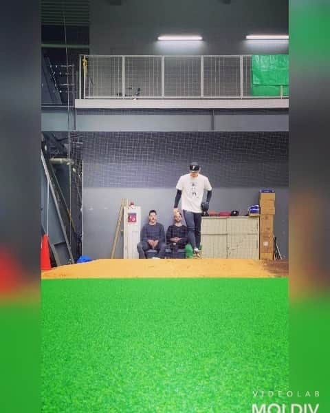 金子千尋のインスタグラム：「今日の投げたヤツ(っ'-')╮ =͟͟͞͞⚾ - - - - - - - - - - - - - - - - - - - - - - - -  #1枚目は右バッターインコース #2枚目は左バッターインコース #1枚目のガッツポーズは #ブルペンキャッチャーの #ミットを刺してやりました！ #刺す #刺される #って言うのはたぶん野球用語なので #なかなか説明しづらいですが #投げた球がキャッチャーの #予想より上回って #取るタイミングがちょっと #ズレた感じです #ピッチャーからしたら #良いやつです！ #キャッチャーからしたら #ちょっとやってもうたヤツです！」