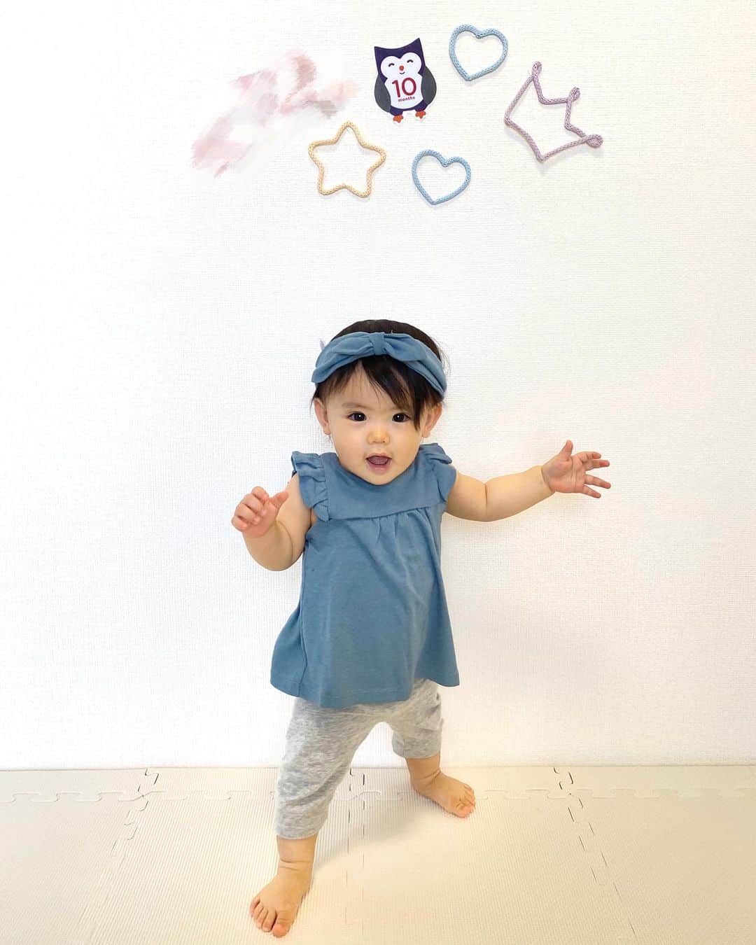 姫野れみのインスタグラム：「１０month 𖦊ັ 今日で10ヶ月になったので今月は出来るようになった立っちで ♡ 毎日出来ることがどんどん増えていって嬉しい反面寂しさも...😣ママ〜ママ〜って高速ハイハイで追いかけてくる姿がたまりません🥰 ・ #baby #girl #babygirl #10months #babyphoto #babyfashion #baby #petitbateau #10ヶ月 #ベビー #赤ちゃん #女の子ベビー #女の子 #ベビフル #ベビモ #月齢フォト #月齢 #マンスリーフォト #ベビーフォト #赤ちゃんのいる生活 #べびすたぐらむ #プチバトー」