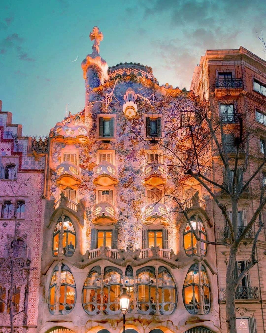 9GAGさんのインスタグラム写真 - (9GAGInstagram)「Barcelona, you are a beautiful city and will recover beautifully. 💪 Follow @voyaged to discover more gems around the world 💎| By @dorpell - #9gag #barcelona #voyaged #spain」5月24日 19時00分 - 9gag