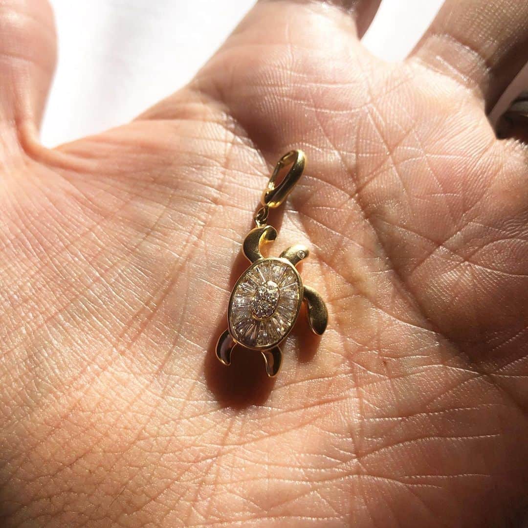 稲木ジョージのインスタグラム：「Maldives turtle charm because it was World Turtle Day 🐢💞 @milamorejewelry」