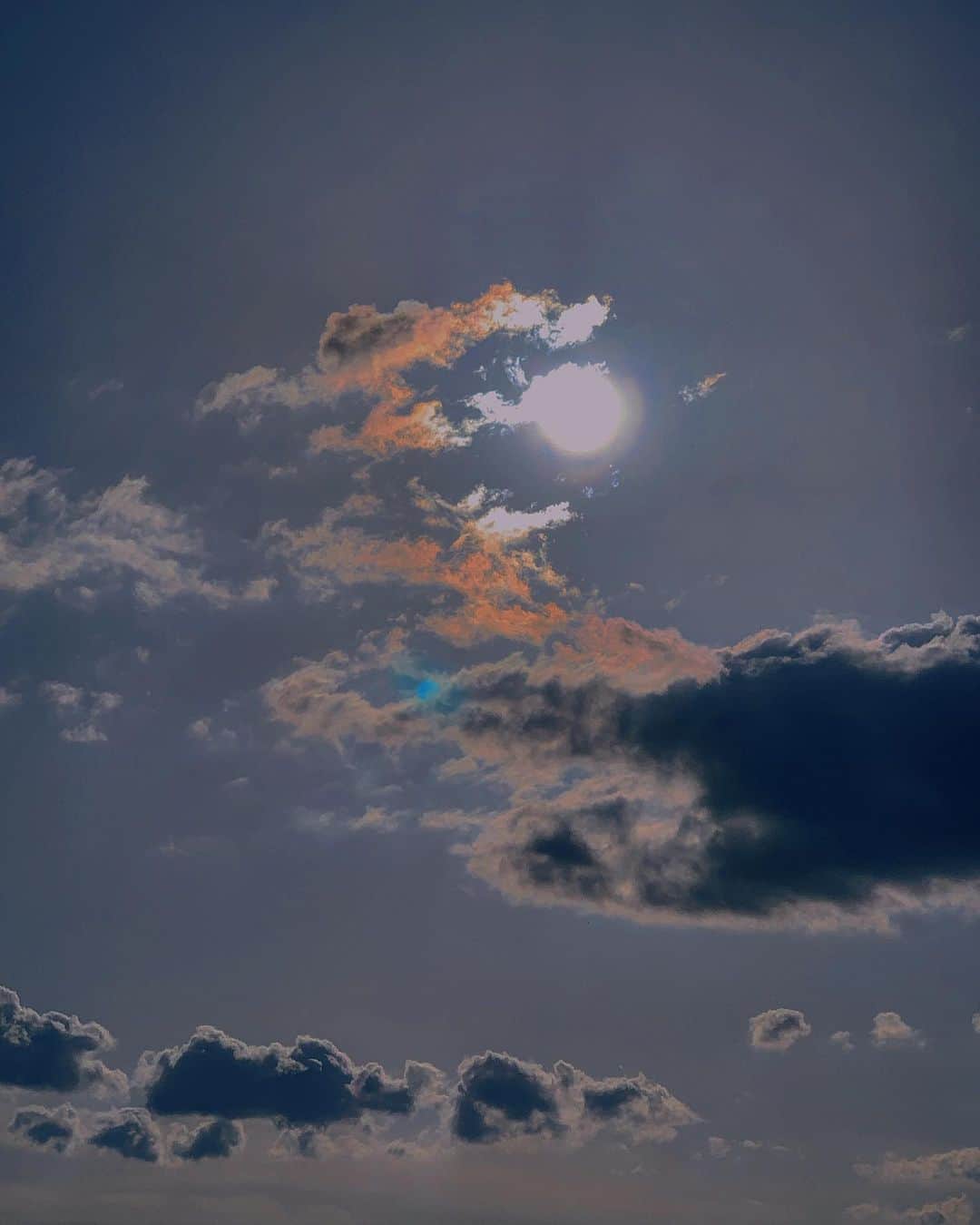 森下舞桜さんのインスタグラム写真 - (森下舞桜Instagram)「昼でもない夜でもない夕方の時間帯がなんとも言えない気持ちになる…🥺🥺🥺 共感してくださる方いませんか〜🥺🧚‍♀️ #空 #雲 #太陽 #天気 #夕方 #하늘 #구름 #태양 #날씨 #저녁」5月24日 19時02分 - morishita_mao