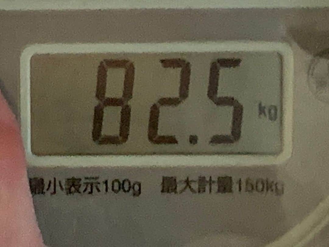片山真人のインスタグラム：「約10年ぶりに、体重が82kg台になりました。  社会人になった時は77kgでしたが、飲みに行ったら毎回〆ラーメン、仕事のストレスでほぼ毎晩同期と外食してがっつり食べていたら1年で6kg太りました。無念。  きょうは日光を浴びて8kmランニング。 目標の70kg台が見えてきました👀 #ダイエット　#ランニング　#痩せたい　#痩せねば #ピーク は #94kg #身長 は #180.6cm」