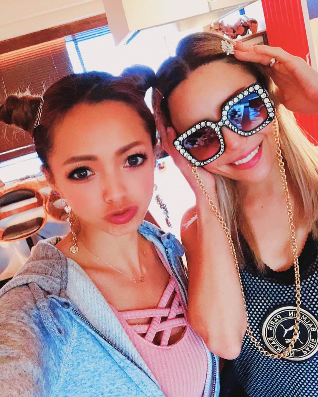 のインスタグラム：「いつの間にかこの2人の虜になってた〜🐻🐝🍯💛💛 .  最高なBFF🤜🏻⋆͛🤛🏻 .  ｻﾗﾝﾍﾖ💋我爱你〜😘❤️ .  #partygirls #BFF #cutie  #dj_baby_R #poledancer」