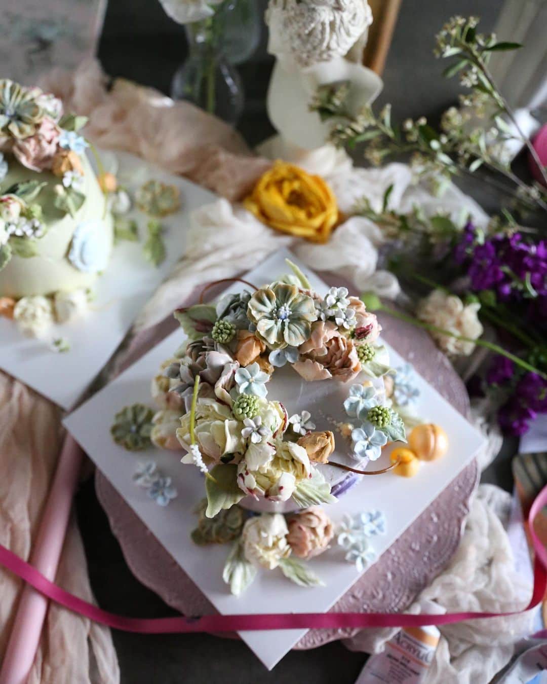 청담 수케이크 (atelier soo)さんのインスタグラム写真 - (청담 수케이크 (atelier soo)Instagram)「ㅡ 나의클래스 2020년봄의기억은생생할듯  Sooclass Basic ⚜️ ㅡ #flower #cake #flowercake #partycake #birthday #bouquet #buttercream #baking #wilton #weddingcake ㅡ www.soocake.com vkscl_energy@naver.com」5月24日 19時08分 - soocake_ully