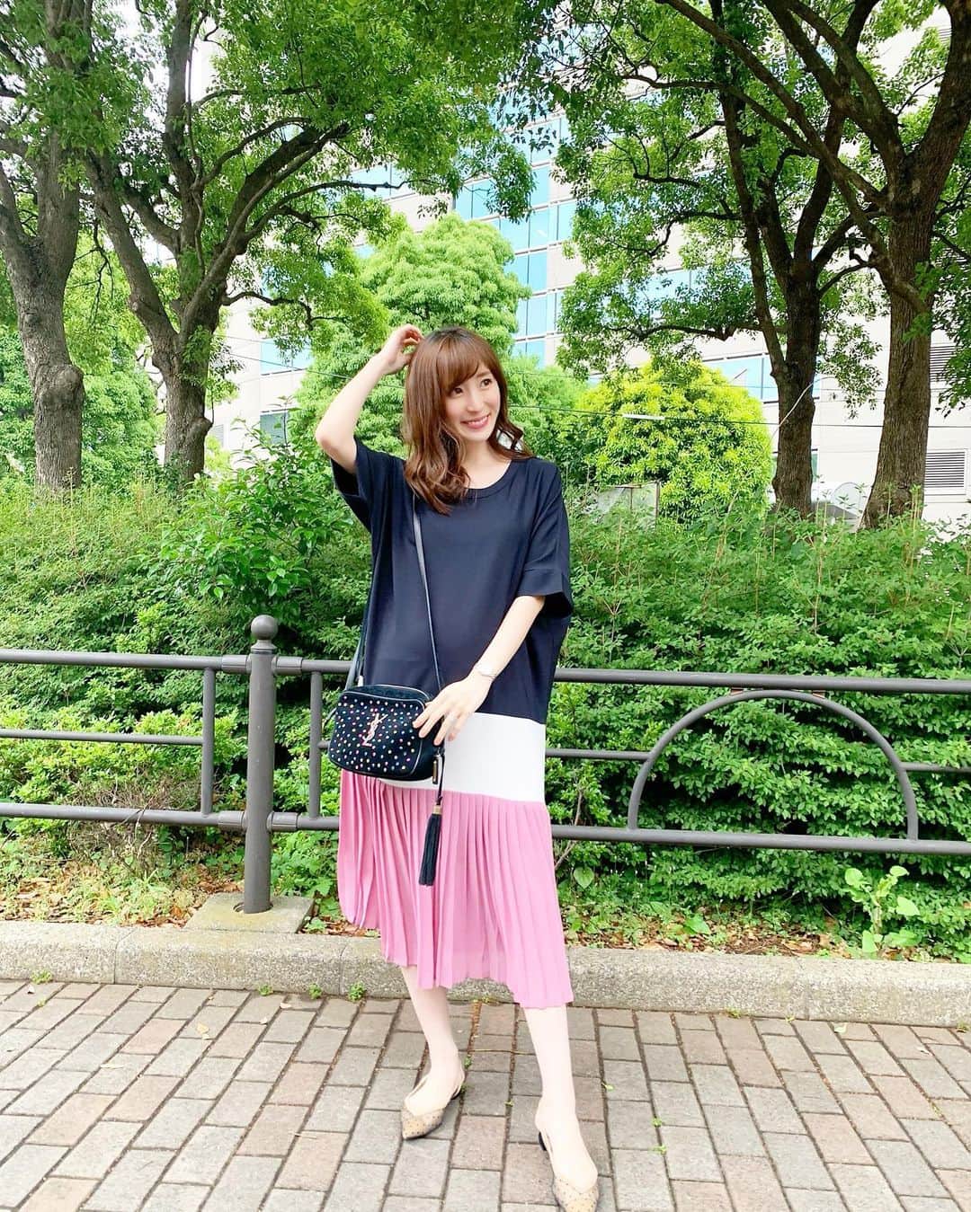 小林真由のインスタグラム：「検診の日♡ マスクのおかげでポイントだけメイクして楽ちん! ﻿ ﻿ 子供といると毎日賑やかなので﻿ 検診に行く度 切迫早産になってないかドキドキです。 このまま順調に育ちますように👶🏼🙏 ﻿ ﻿ @unik_2018 で見つけた﻿ ワンピースを着ました。﻿ ずっと着たかったワンピース﻿ この検診日を待っていた..🥳﻿ さらっとすとんと着られて締め付けもないし﻿ 涼しくて最高🌿 妊婦さんにもおすすめです🥺💓﻿ ﻿ one-piece: #unik shoes: #tsurubymarikooikawa  bag: #ysl﻿ ﻿ ﻿ #ファッション #コーデ #サンローラン #ママコーデ #女の子ママ #ママライフ #マタニティ #マタニティライフ #妊婦 #妊婦コーデ #マタニティコーデ #妊娠7ヶ月 #第二子妊娠中 #コーディネート #coordinate #fashion」
