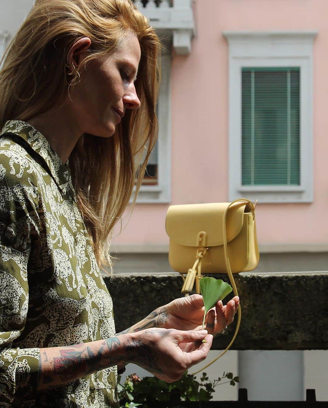 フルラのインスタグラム：「This is a story about a tattoo artist and illustrator, @labigotta. "I’ve always considered the work of a tattoo-artist as being very artisanal." The new Furla 1927 Mini Crossbody is part of this special tale. Check out the video.  #thefurlasociety #furlafeeling #newcollection #furla #accessories #fashion」