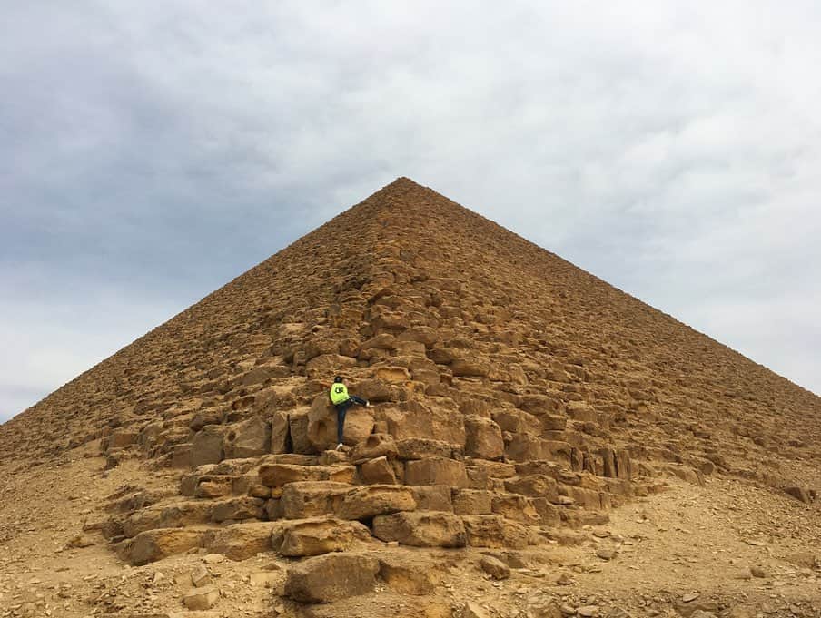 城戸康裕さんのインスタグラム写真 - (城戸康裕Instagram)「早く旅行行きたいなエジプト編☺🇪🇬 ・ なんか後ろのスフィンクスが真似してきた笑 ・ ・ #早く旅行行きたい戸✈️ ・ ・ #ラクダに乗ってピラミッド散歩🐫 ・ #Egypt #エジプト #スフィンクス #Sphinx #🇪🇬 #pyramid #ピラミッド #カイロ #Cairo @diviner_official  #🌏54ヶ国制覇」5月24日 19時11分 - yasuhiro.kido