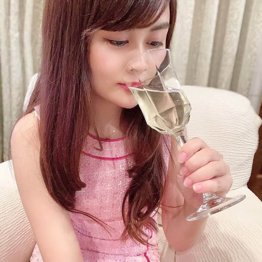 野本愛さんのインスタグラム写真 - (野本愛Instagram)「食後に @aoai_beverage_meadery のmielo6という蜂蜜とお水で作られたお酒を飲んだよ💕﻿ ﻿ スッキリしてて中辛口なんだけど、﻿ 口の中に残る香りと味わいに﻿ 蜂蜜とお花畑が広がったような﻿ 華やかさを感じられるよ😍🌸﻿ ﻿ エレガントなお酒💕﻿ ﻿ 料理にも合わせやすい味なんだけど﻿ 後味を楽しみたいから、﻿ 食事中じゃなく、﻿ 食後に楽しむのが私流❤️﻿ ﻿ #mielo6﻿ #ミエロ6 #ミード #蜂蜜酒 #お酒 #発泡酒 #お酒好き女子 #晩酌 #癒しの時間 #リラックスタイム #大人時間 #おうち時間 #贅沢時間 #スパークリング #おうち飲み #オンライン飲み会 #honey #sparkling #stayhome #relaxtime #japanesegirl ﻿」5月24日 19時12分 - himemode