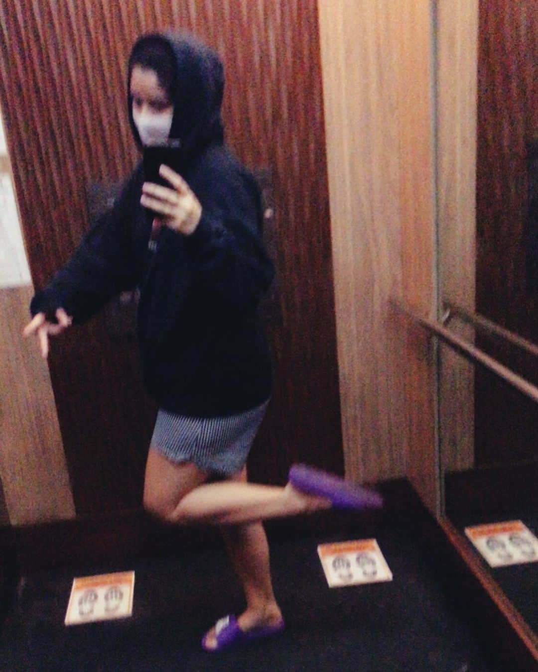 ローレン・ヤングのインスタグラム：「I wonder when I’ll be able to wear real clothes again.. The only place I go to now is my condo lobby. Oh its blurry cus I was rushing cause it stopped on a different floor and someone was coming in hahahahhahahaa」