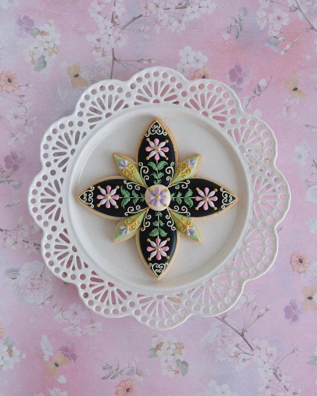KUNIKAのインスタグラム：「My original cherry blossom textile paper and azulejo cookie 🌸  オリジナルテキスタイルペーパーは、こんな感じで写真を華やかにしてくれます❃ 縦でも横でもお使い頂けます。 A3サイズと大きめなのですが、折ったり丸めたりせず、このままの状態でお送りする予定です🥰  クッキーセットや抜き型など、今夜24日の23:59までの受注販売です！ あとから在庫を入荷しての販売はございませんので、買い逃しの無いようチェックしてくださいね🐈  #artofkunika #kunicookie」