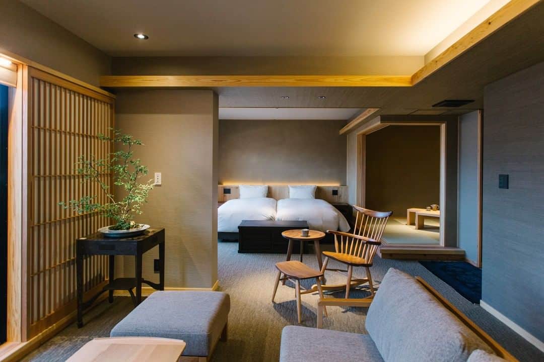 Relux | リラックスさんのインスタグラム写真 - (Relux | リラックスInstagram)「【本質を貫いた8室だけのホテル】 . 📍東山 四季花木 / 京都府  2019年秋に“京の簡素美”をコンセプトとしてオープンしました。  モダンな中に和の趣を融合した優美で心落ち着く、ホテルの建築。目指したのは自然によりそう空間です。 ルーフトップテラスから楽しめるのは、昼も夜も美しい、贅沢な東山の風景。  館内に散らばる"こだわり"を見つけ、優美な京都時間をお過ごしください。 . @shikikaboku . #京都府 #四季花木 #京都旅行 #京都観光 #京都散策 #東山 #京都が好き #おうち時間 #おうちで旅行気分  #国内旅行 #週末旅 #週末旅行 #大人の休日 #記念日旅行 #誕生日旅行 #温泉旅行 #旅館 #温泉旅館 #ホテル #ラグジュアリーホテル #リゾート #リゾートホテル #旅スタグラム #旅行好きな人と繋がりたい #unknownjapan #japantravelphoto」5月24日 19時30分 - relux_jp