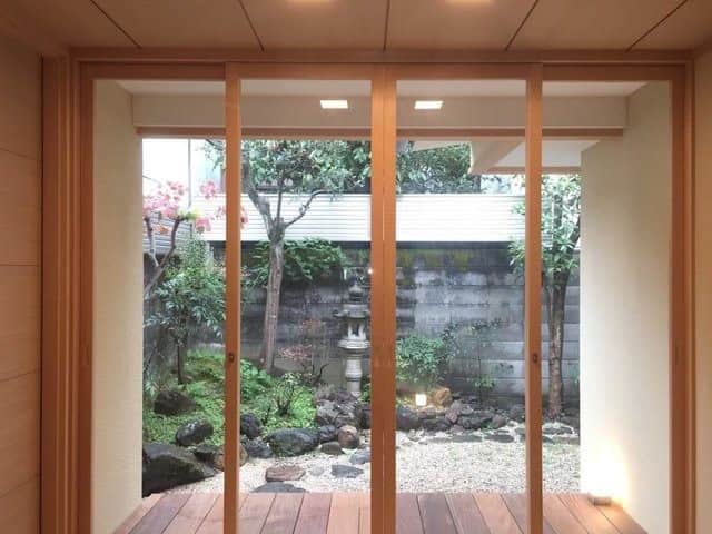 グッドルームさんのインスタグラム写真 - (グッドルームInstagram)「▼おいでやす、京リノベ ⁠ 約100年の時を超えて、生まれ変わりました。⁠ ⁠ -------------------⁠ ⁠ 京都 #北大路 3LDK 84.12㎡⁠ ⁠ 入った瞬間、木の匂い！！ 新築さんのような新しい匂い！！ たまりません。  見た目は一見普通の古民家。 けれど、中のこだわり具合、、 これは作った方のプライドを感ぜざるをえません。  無垢床フローリング。 整ったお庭。 壁の質感、模様。 ライトの色合い、、などなど。  和すぎないのがいいですね〜！ 2階にはたっぷり目の収納も。 ここは寝室になりそう！  いつかこんなところに、住んでみたいなあ。 ⁠ ・⁠ こちらの物件は実際に住めるお部屋です。詳細はストーリー、ハイライトにて！⁠ ・⁠ こだわりのお部屋探しは、@goodroom_jp から URLをチェック！⁣⁣⁣⁣⁣⁣⁣⁣⁣⠀⁣⠀﻿⁠ ・⠀﻿⁠ ※最新のお家賃につきましては、リンク先物件ページからご確認ください。⁠ ⁠・⁠ #goodroom#interiordesign#decoration#myhome #homedesign#interiordecor #urbanlife #apartment #kyoto ⁠  #京都 #生活 #シンプルな暮らし#シンプルライフ #日々の暮らし#引っ越し#暮らしを整える #二人暮らし #物件探し #お部屋探し #お洒落な暮らし #理想の空間 #空間デザイン #間取り図 #賃貸⁠ #丁寧な暮らし #みどりのある暮らし #大きな窓 #ナチュラル空間 #ファミリー」5月24日 19時30分 - goodroom_jp
