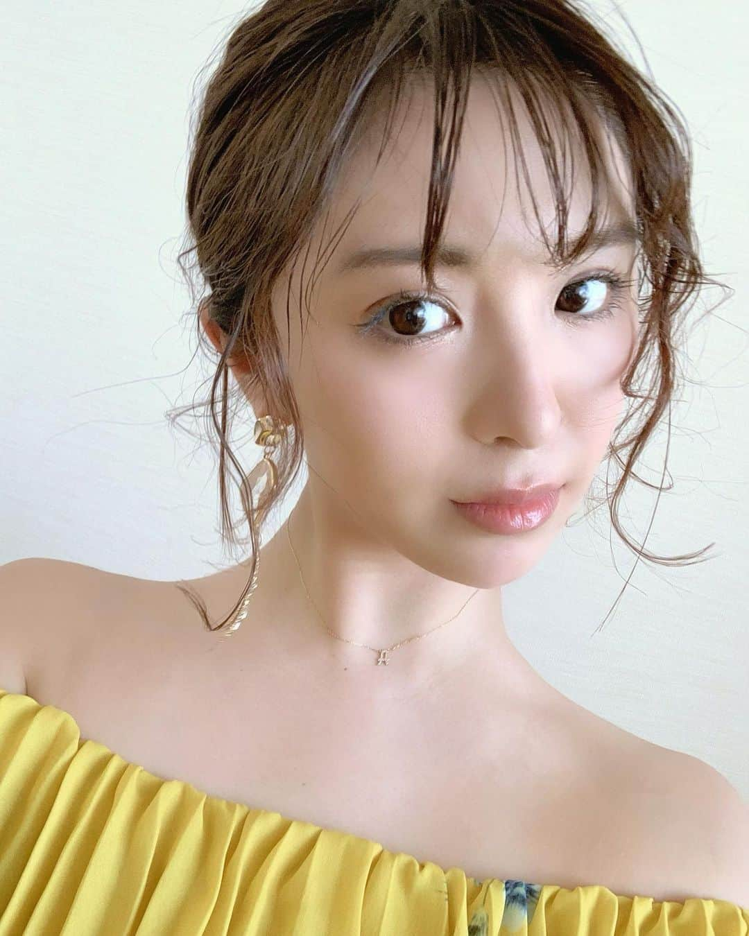 柳いろはさんのインスタグラム写真 - (柳いろはInstagram)「・ ・ みんなのKEIBA こっそり裏実況 YouTubeチャンネルの お仕事でした𓂃𓂂𓏸 今日はお天気ポカポカの 良馬場での開催♪ 競馬場で観戦できる日が はやく訪れますように𓃗.｡.:* ・ ・ 去年から始めだした インビザラインが もうそろそろ終わりかな？ 綺麗に揃ってきました𓂏✴︎ コロナが落ち着いたら ホワイトニングいったり ネイル、美容院と とりあえず美容DAYを過ごすんだと思う。笑☺︎」5月24日 19時41分 - irohayanagi