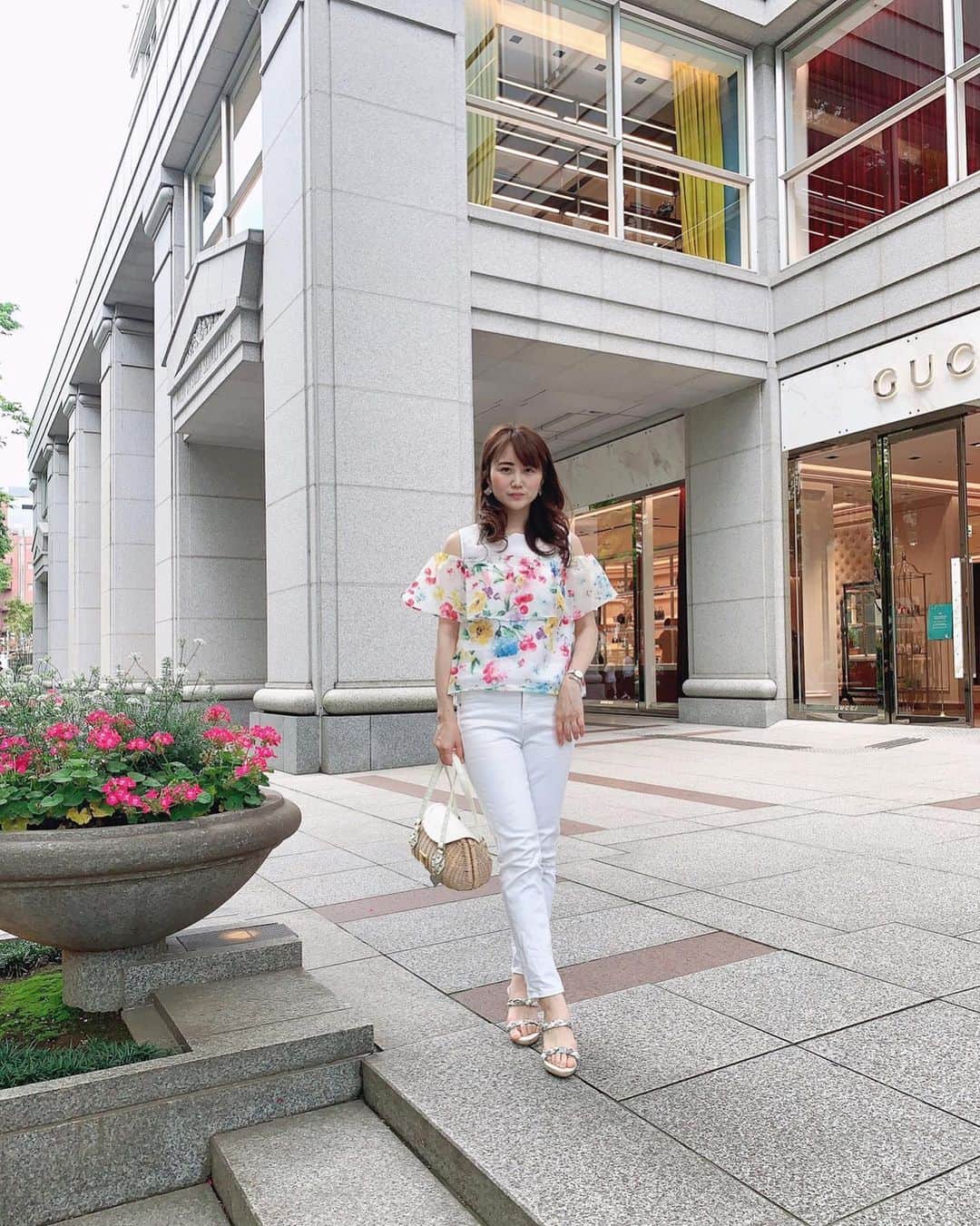 のインスタグラム：「いよいよあした、#緊急事態宣言解除 の方向ですね💐 もちろん、今後も気が抜けませんが…まずは嬉しいです😆💕 とはいえ、どこかにお出かけとかの予定はなく、仕事で入ってきたり、ちょっと急な時は出るように✨  街のなかも閑散としていているところも多いですが、三密を避けてカフェテラスが空いていたり☕️ 今後も、また緊急事態宣言が発令されることもあるかと思いますが 新しい生活に慣れていけたらと思います😊  この、長いお休みの中でも、本当にいろいろありましたが、どうにか切り抜けて来られてよかったです🙏 *  トップス→#chesty @chesty_official  パンツ→#ユニクロ @uniqlo  この組み合わせ神🗽✨笑 * * #ハイライズスキニーアンクルジーンズ  #ピンクコーデ #ユニクロ購入品 #ユニクロきれいめ部　#uniqloコーデ #ユニクロデニム族  #ユニジョ #ユニクロワイドパンツ  #チェスティ #チェスティコーデ #チェスティー #花柄トップス #花柄コーデ  #男の子ママコーデ #幼稚園ママコーデ #兄弟ママ #4歳男の子ママ #2歳男の子ママ」