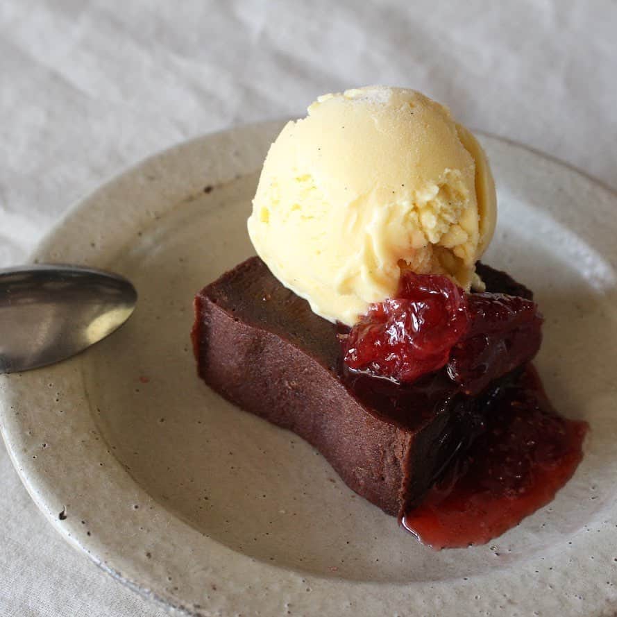 のインスタグラム：「【プレミアムチョコレートケーキ、チーズケーキ販売中です！】 人気のプレミアムチョコレートケーキ、サイズ的に食べ切れるか不安な方におすすめの方法をご紹介致します。冷蔵庫で１時間ほど置いていただき、お湯につけて温めた包丁で小分けに切り分けます。ラップなどで包んで再度冷凍庫に入れていただければ、食べたい時に解凍でき、日々のちょっとしたご褒美に！　チーズケーキでもこちらの方法で小分けにできますのでお試しください。  詳しくは▶︎プロフィールページのリンク「手紙社公式ウェブサイト」MENU「手紙社オンラインショップ」へ . 2020.5.24 . #手紙社#手紙舎#tegamisha#プレミアムチョコレートケーキ#チーズケーキ#黒ヤギおやつ便#白ヤギおやつ便」