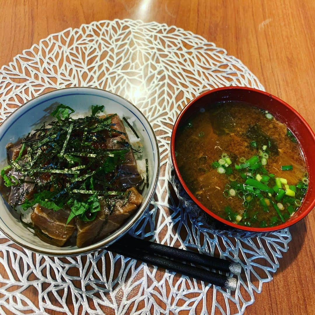 金村義明さんのインスタグラム写真 - (金村義明Instagram)「シメは中トロ漬け丼＆赤だし玉入り！ #クソコロナええ加減にせぇ  #1日も早く終息しますように  #1日も早く特効薬を #医療従事者の方々に感謝  #保健所の皆様に感謝です  #保育士介護士の方々に感謝  #やまない雨はない  #明けない夜はない  #必ず朝は来る」5月24日 19時43分 - yoshiaki_kanemura