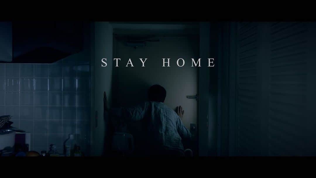 山崎あおいのインスタグラム：「自宅で超短いホラー映画を作りました。見てね。  極限ステイホーム〜自宅でホラー映画作ってみた〜 https://youtu.be/tJY5d034NCA」
