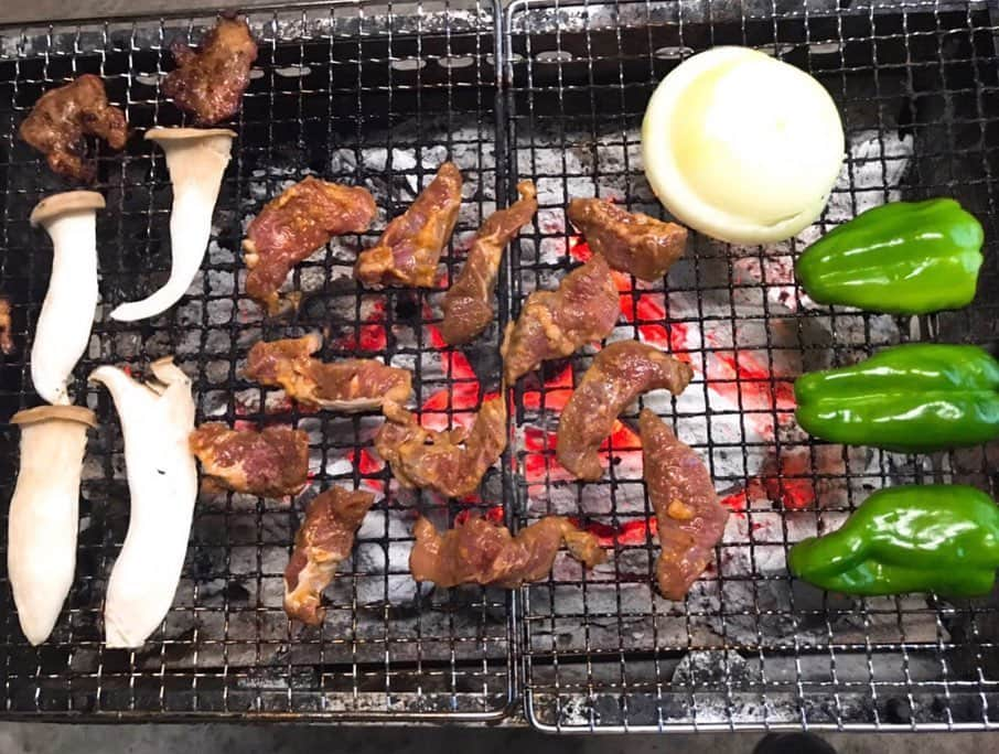 ときさんのインスタグラム写真 - (ときInstagram)「今日はお家BBQ😋🍖🔥 #居酒屋とき のおつまみも作りました🙌  トマトのしらすおろし和え🍅 きゅうりのツナボート ちくわきゅうり🥒の 簡単な品を3品用意しました💛  今日は天気がいいので、家族勢揃いで食べました❣️ 夏が楽しみ〜🌻🌺🌴🏖 ・ ・ ・ #今日はbbq #居酒屋メニュー #お家居酒屋 #暑い日 #さっぱりおかず #小鉢料理 #bbq #バーベキュー日和 #バーベキューとき」5月24日 19時46分 - toki_ringomusume