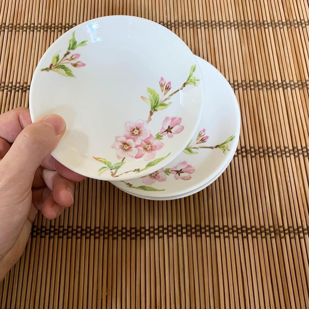 久保雄司のインスタグラム：「キャンドゥで可愛いお皿を買った🌸 100円👛 可愛いから見つけたら是非☆ #cando」