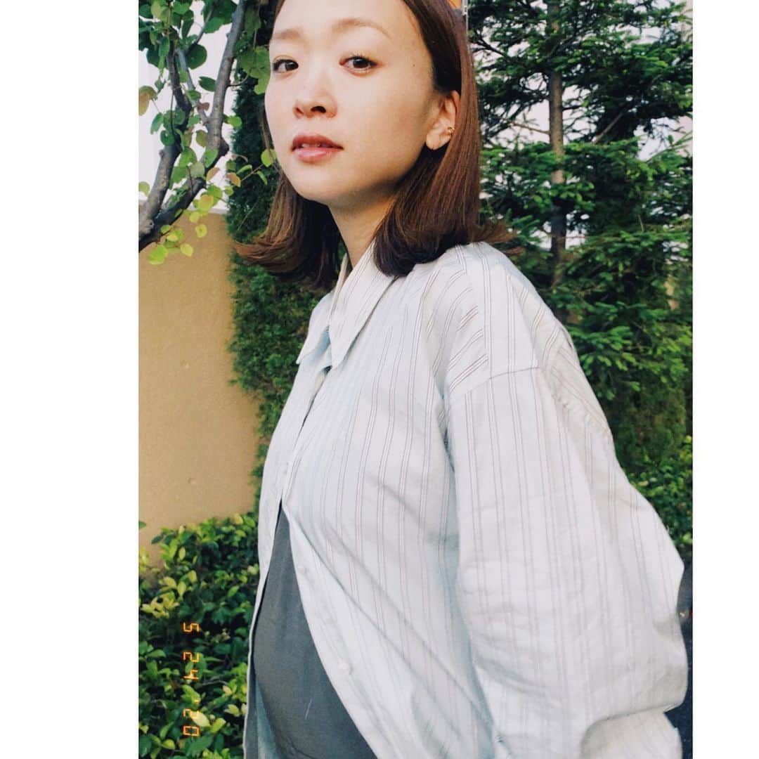野尻美穂のインスタグラム：「お腹苦しい☺️ 毎日どんどん大きくなってきて、あばらも痛い私はこの先が少し不安です。（スノボでやってしまった古傷が影響💀💭 暑くなるので扇風機を新調しました。 負けてられない！頑張ろう💪🏻 シャツはユニクロUのLサイズだよ！ 今日もライブ配信させていただいたお陰で元気な1日でした！らぶ🥰 #今日の眉毛はちょっと細かったな🤔 #8months」