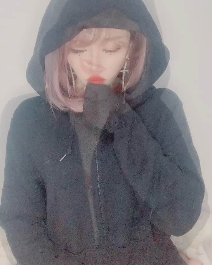 あんじゅのインスタグラム：「♡ ． こんな決め決めでTikTok撮ったけど、このパーカーの後ろ実は全面私の顔面で、撮りながらめちゃめちゃニヤけたって裏話☺️💕💓笑 ． ．  #Burlesque #バーレスク #バーレスク東京 #大阪 #バーレスク大阪 #北新地 #ミナミ #キャバクラ #ホスト #歌舞伎町 #ダンサー #Japanesegirl #自発ください  #ロリ顔 #グラビア  #ピンクベージュ #ギャル #加工厨 #量産型 #太もも #むちむち #低身長女子 #雰囲気詐欺 #雰囲気好きな人いいね #自撮り界隈  #1mmでもいいなと思ったらいいね #被写体  #パーカー女子 #ピンクヘアー #ギャルメイク」