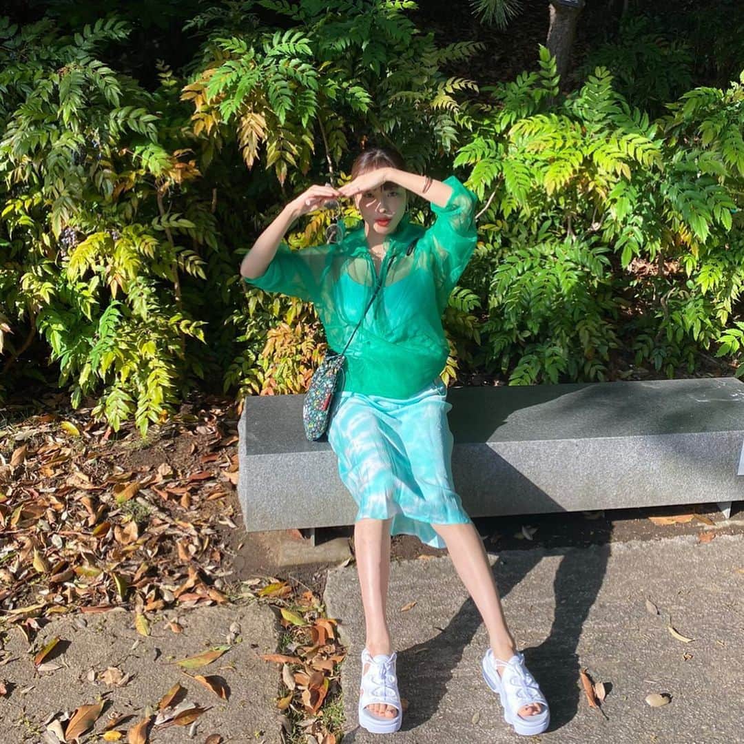 高橋有紀のインスタグラム：「今日はお休みさせてもらってます🌱一ヶ月半ずっと家にばかりいたので、日々お仕事があることの有り難さとお休みの大事さ両方感じています。 近所にお散歩に行けるだけでも、良い息抜きになっています！ みなさまも息抜きをしながら、少しでも楽しみを見つけて楽しく過ごしていきましょう☺️ 迷い事とか、悩みにも良いなと思った @chapli_app はチャット占いアプリで、ラインで相談しながら答えてくれるような感じなので占いに行けない今ぴったりだなと思いました！ 対面してないからこそ聞けることとか、載せれないリアルなことも聞けました☺️ 先生もとても言葉が綺麗で短い時間にしっかり良い言葉をもらえました！ #Chapli #チャプリ #チャット占い #pr #樹里先生 #占い #仕事運 #全体運」