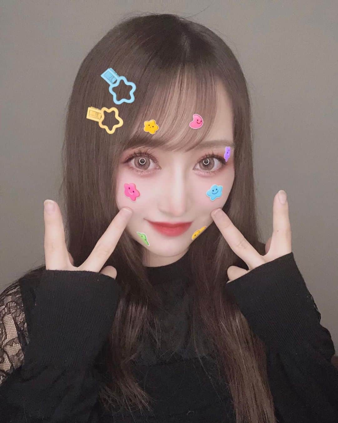 YU-RIのインスタグラム：「三井さんオススメの#EMAKED 1週間使っただけでまつ毛濃くなったきがするんだけど早すぎ？ さすがに気のせい？笑 使い続けてみよ〜( ¯꒳¯ )ᐝ♡ 眉毛にも使ってる！！笑 いい物を紹介してくれてありがとう😘🌟🌟使い終わる頃にはどのくらい伸びてるか楽しみ‪(ᐡɞ̴̶̷ ̫ ɞ̴̶̷ᐡ)♡ちゅぴん  勝手にこの絵文字ゆきみちゃんだと思ってるんだけど可愛くない？‪(ᐡɞ̴̶̷ ̫ ɞ̴̶̷ᐡ)笑  #まつげ美容液#まつげ育毛剤 #メンヘラ風メイク#💄 #インスタ映え#毎日メイク #メイク#ビジョビ#地雷メイク #量産型#自撮り女子 #follow#followme#makeup #kawaii#make#mood #swag#loveit#beauty#art #love#tflers#inspiration」