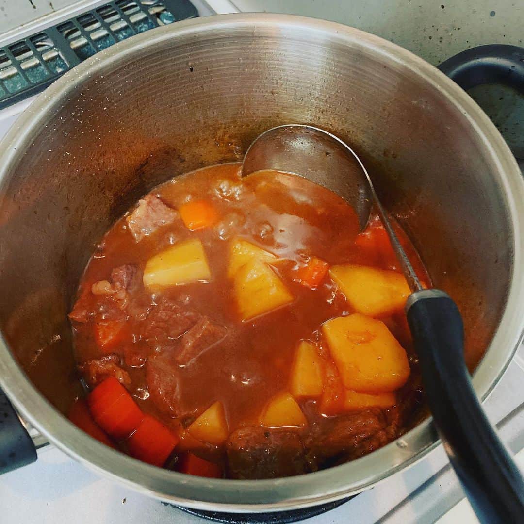ただすけのインスタグラム：「ビーフシチューを作ってみた。 味見の時点でチョー美味しい。 今日はとっておきの赤ワインか？」