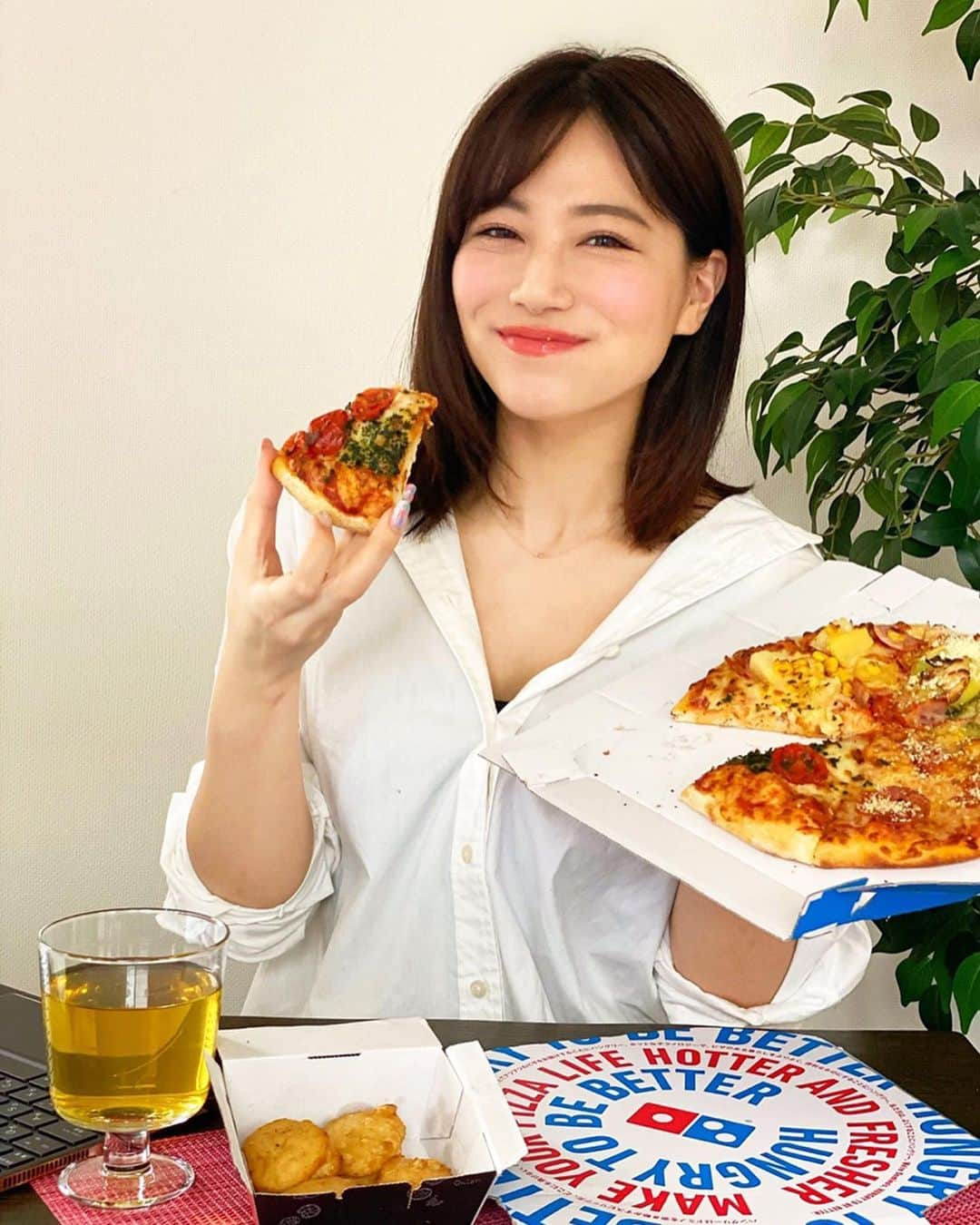 石井里奈さんのインスタグラム写真 - (石井里奈Instagram)「こんばんは🍕💕 . 今夜は里奈ログ＠おうち編🏠 . 大好きな @dominos_jp 😋🍕✨ . なんと今週から「デリバリー最低注文金額撤廃」サービスが開始されて今までデリバリー注文するには、最低1500円以上注文しなきゃいけなかったのが、自分の注文したい分だけでもデリバリー注文できるようになったの😘❤️ 一人暮らしには嬉しすぎるサービス✨ . 早速今日のお昼はドミノピザのお一人様メニューから🍕😆 . 私はバリューピザセットをチョイス⭐️ 好きなピザとサイドが選べて、クワトロハッピーとチキンナゲットをチョイスしたよ❤️（セットだと割引額多めでお得なの笑） . クワトロハッピーだと4種類ピザ楽しめるし（私結構トロピカルのパインのピザ好き）チキンナゲットのBBQソースは多めに入ってるからそれをピザにもつけて味変できたりしてこの組み合わせおすすめ💕笑 . 1399円でもデリバリーしてもらえて、本当にテレワーク中とかありがたい😭✨めちゃお得だからみんなも頼んでみてね🎵 . #ドミノピザ #dominospizza #pizza #ピザ #りなまるグルメ #在宅勤務 #テレワーク #おうちごはん #デリバリー #チキンナゲット #味変 #bbq #在宅ワーク #トロピカル #宅配グルメ #宅配 #デリバリー飯 #pr #チキン #グルメ #グルメ女子 #dominos #ピザパーティー #肉好き #肉 #WTH #在宅勤務のおひるごはん #在宅ワーク始めました #在宅 #おうち時間」5月24日 20時02分 - ri7tin1025