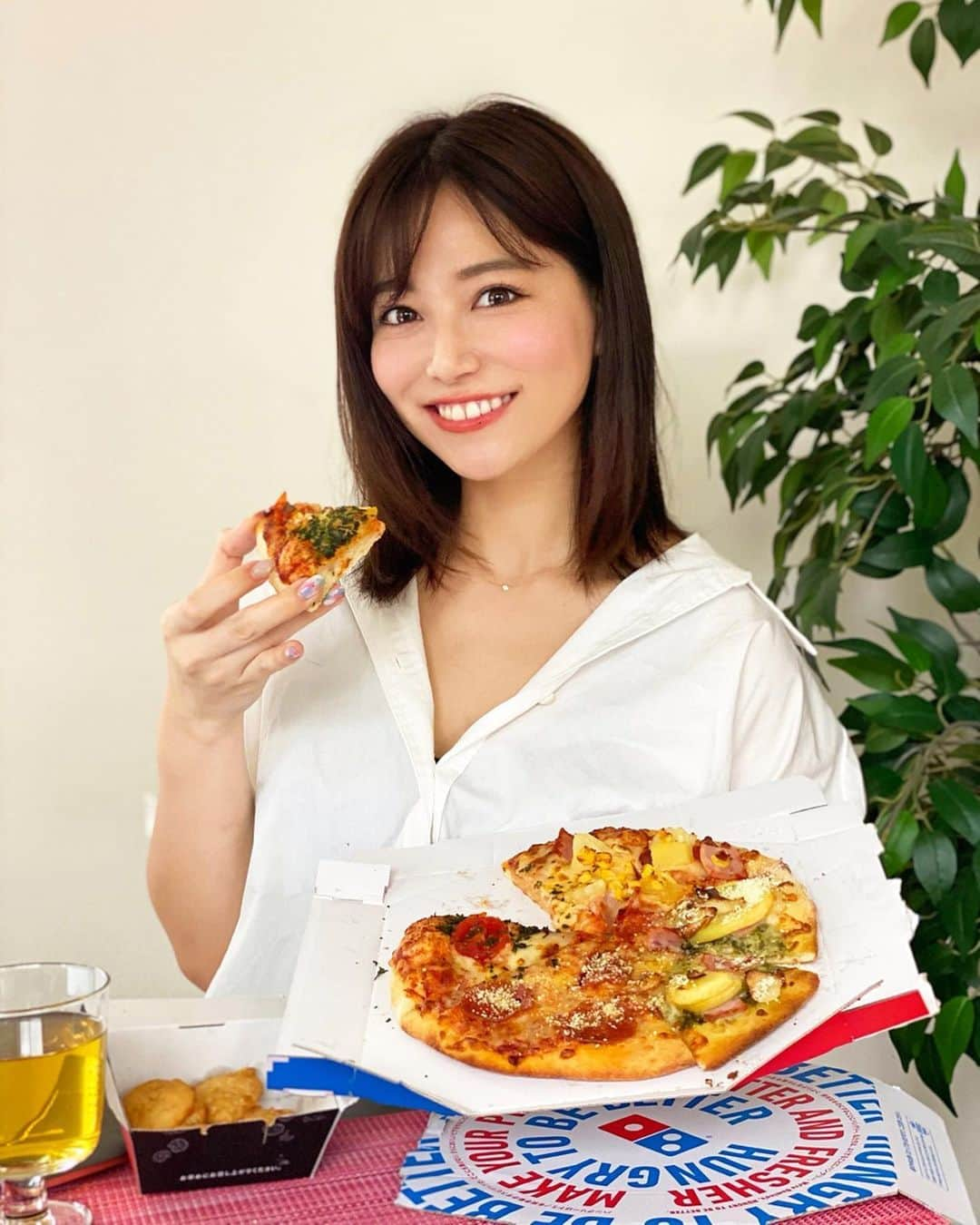 石井里奈さんのインスタグラム写真 - (石井里奈Instagram)「こんばんは🍕💕 . 今夜は里奈ログ＠おうち編🏠 . 大好きな @dominos_jp 😋🍕✨ . なんと今週から「デリバリー最低注文金額撤廃」サービスが開始されて今までデリバリー注文するには、最低1500円以上注文しなきゃいけなかったのが、自分の注文したい分だけでもデリバリー注文できるようになったの😘❤️ 一人暮らしには嬉しすぎるサービス✨ . 早速今日のお昼はドミノピザのお一人様メニューから🍕😆 . 私はバリューピザセットをチョイス⭐️ 好きなピザとサイドが選べて、クワトロハッピーとチキンナゲットをチョイスしたよ❤️（セットだと割引額多めでお得なの笑） . クワトロハッピーだと4種類ピザ楽しめるし（私結構トロピカルのパインのピザ好き）チキンナゲットのBBQソースは多めに入ってるからそれをピザにもつけて味変できたりしてこの組み合わせおすすめ💕笑 . 1399円でもデリバリーしてもらえて、本当にテレワーク中とかありがたい😭✨めちゃお得だからみんなも頼んでみてね🎵 . #ドミノピザ #dominospizza #pizza #ピザ #りなまるグルメ #在宅勤務 #テレワーク #おうちごはん #デリバリー #チキンナゲット #味変 #bbq #在宅ワーク #トロピカル #宅配グルメ #宅配 #デリバリー飯 #pr #チキン #グルメ #グルメ女子 #dominos #ピザパーティー #肉好き #肉 #WTH #在宅勤務のおひるごはん #在宅ワーク始めました #在宅 #おうち時間」5月24日 20時02分 - ri7tin1025