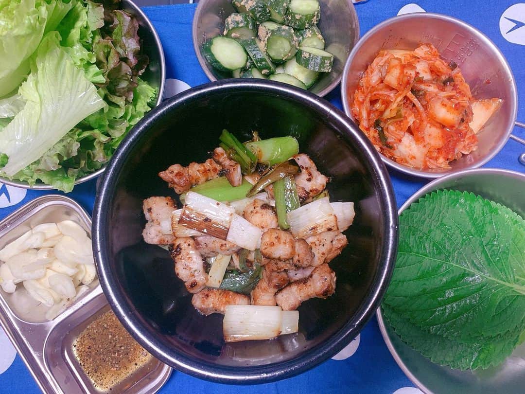 高橋茂雄さんのインスタグラム写真 - (高橋茂雄Instagram)「夕飯完成！！ サムギョプサルだよ！！ これ食べながら韓国映画みよっと  #お家時間 #ペコパエヨー #かんぱーい」5月24日 20時07分 - shigeo0128