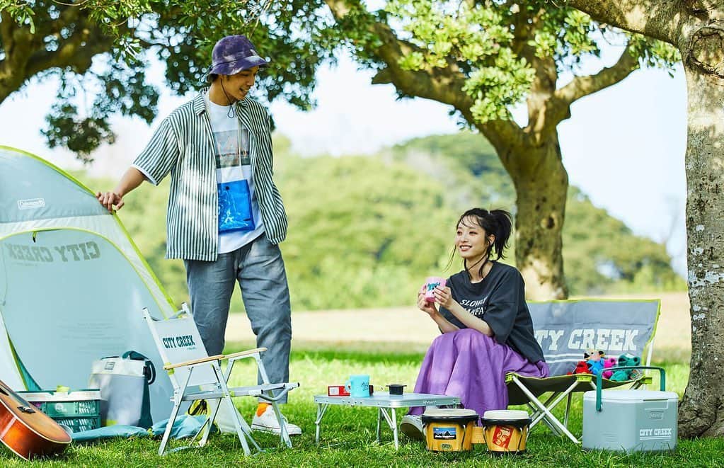 Coleman Japanのインスタグラム：「【Coleman × CITY CREEK】  人気アパレルブランド『niko and ...（ニコアンド）』のアウトドアライン『CITY CREEK（シティクリーク）』とのコラボアイテム登場🌟 ・ 子供達も喜ぶポップアップシェードや #ベランピング のお供に最適のクーラーボックスなど、バリエーション豊富にラインナップ❣️ ・ コラボアイテムでおうちでアウトドアを楽もう🤗 ・ ・ ・ @nikoand_official #nikoand #ニコアンド #CITYCREEK #シティクリーク ・ #灯そうColeman #灯そうコールマン #灯そう #Coleman #コールマン #Tent #テント #コールマンテント #Camp #キャンプ #Outdoor #アウトドア #ポップアップシェード #コールマンチェア #おうちキャンプ #おうち時間 #StayHome #うちで過ごそう #私のコールマン #おうちコールマン」