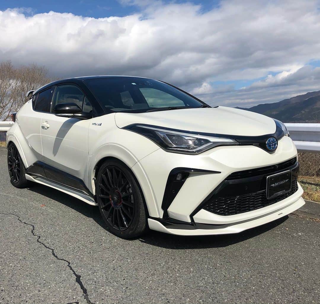 のインスタグラム：「TOYOTA C-HR MC After  owner：@cinnamon_2525 Body kit : Artisanspirits///Sportsline blacklabel  suspension : blitz  Wheel : ARTISAN SPIRITS× OZ SUPERTURISMOEVOLUZIONE  Tire : yokohamatire  #アーティシャンスピリッツ#アーティシャン #artisanspirits #artisan  #toyota #toyotachr #chr #bodykit #blacklabel  #blitz #suv #東京オートサロン2020 #tokyoautosalon2020 #evasivemotorsports  #ravspecjdm #butlertire #jworksunlimited #premierautowerkz #suvproject #kanooperformance #car_life_staff  #トラウム #車庫小舗 #nigeljdmparts #advancedautoperformance  #ottoautoservice #mr__lexus #jackspna」